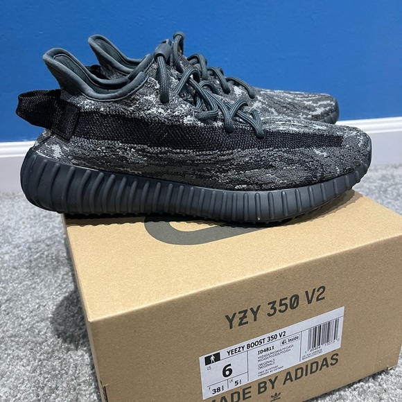 YZY BOOST SNEAKERS SIZE 6 - Picture 2 of 9